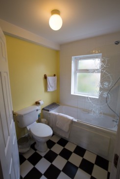 Bathroom in the first floor apartment at Árasáin Bhalor - 4 Star Self Catering Apartments & House, Falcarragh, County Donegal, Ireland