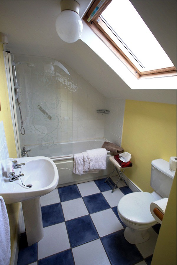 Bathroom in the second floor, 1 bedroom apartment at Árasáin Bhalor - 4 Star Self Catering Apartments & House, Falcarragh, County Donegal, Ireland