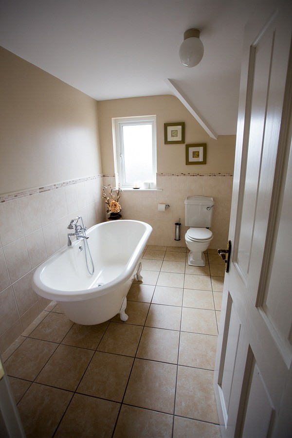 Main bathroom in the holiday home at Árasáin Bhalor - 4 Star Self Catering Apartments & House, Falcarragh, County Donegal, Ireland