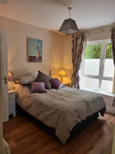 En-suite bedroom  in the ground floor apartment at Árasáin Bhalor - 4 Star Self Catering Apartments & House, Falcarragh, County Donegal, Ireland