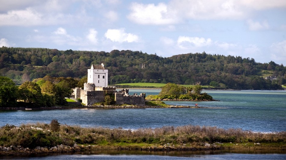 Caisleán na dTuath / Doe Castle, at Sheephaven Bay, Creeslough was  built in the 16th century -  near Árasáin Bhalor - 4 Star Self Catering Apartments & House, Falcarragh, Ireland