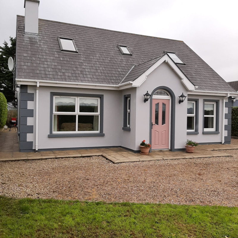 Outside view of Suaimhneas house, Árasáin Bhalor - 4 Star Self Catering Apartments & Houses, Falcarragh, County Donegal, Ireland
